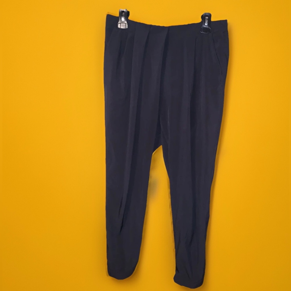 #135 Lululemon Women Black Pant Front Cross Pleated.Reflective Back Pocket Sz10